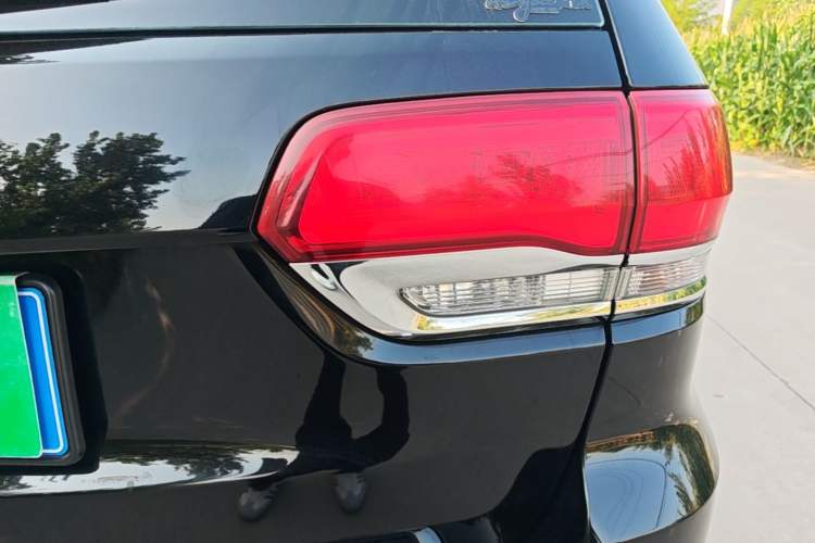 Used Jeep Grand Cherokee 2017 3.6L Elite Navigation Edition Right Rear Taillight