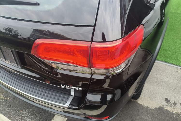 Used Jeep Grand Cherokee 2017 3.0L Comfort Navigation Edition Right Rear Taillight