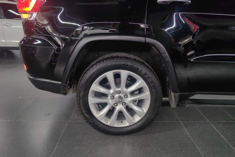 Used Jeep Grand Cherokee 2017 3.0L Comfort Navigation Edition Right Rear Wheel Hub