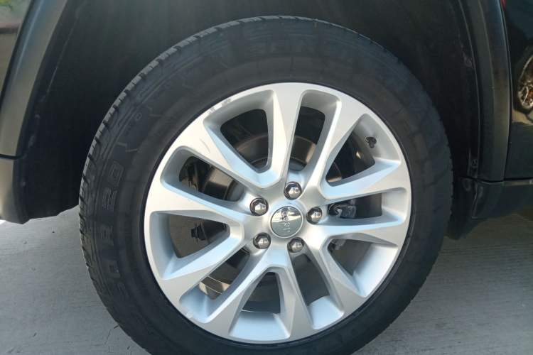 Used Jeep Grand Cherokee 2017 3.0L Comfort Navigation Edition Right Rear Wheel Hub