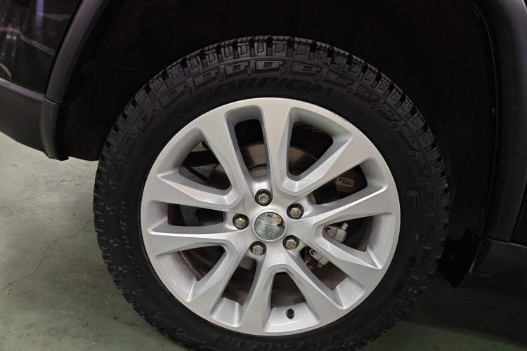 Used Jeep Grand Cherokee 2017 3.6L Elite Navigation Edition Right Rear Wheel Hub