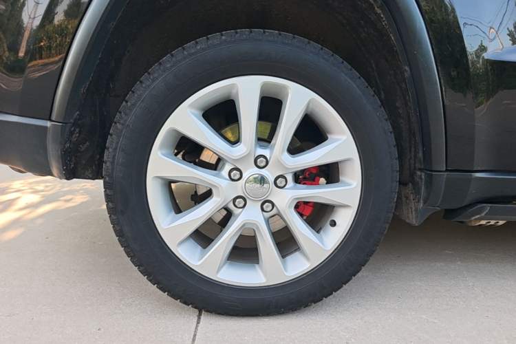 Used Jeep Grand Cherokee 2017 3.6L Elite Navigation Edition Right Rear Wheel Hub