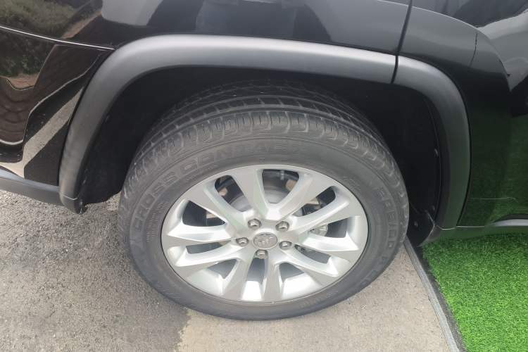 Used Jeep Grand Cherokee 2017 3.0L Comfort Navigation Edition Right Rear Wheel Hub