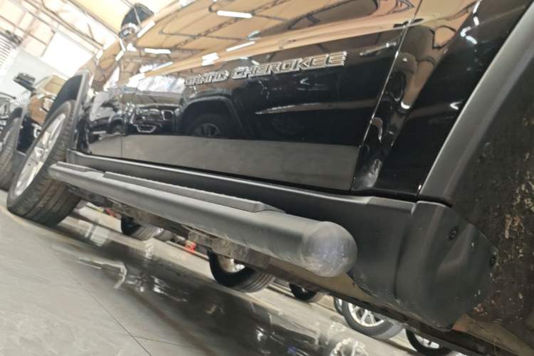 Used Jeep Grand Cherokee 2017 3.0L Comfort Navigation Edition Right Side Sill