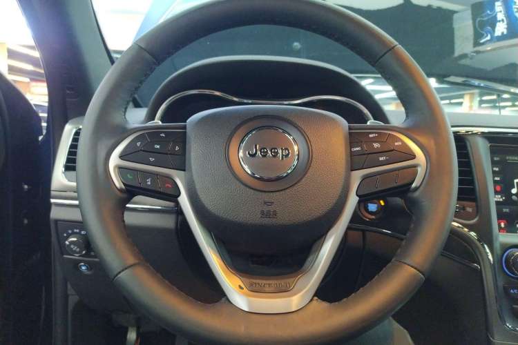 Used Jeep Grand Cherokee 2017 3.0L Comfort Navigation Edition Steering Wheel