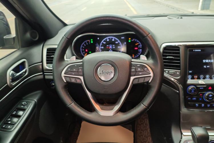 Used Jeep Grand Cherokee 2017 3.0L Comfort Navigation Edition Steering Wheel