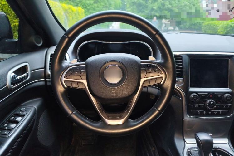 Used Jeep Grand Cherokee 2017 3.0L Comfort Navigation Edition Steering Wheel