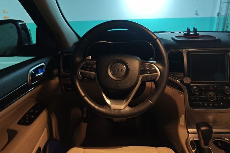 Used Jeep Grand Cherokee 2017 3.0L Comfort Navigation Edition Steering Wheel