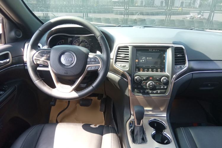 Used Jeep Grand Cherokee 2017 3.0L Comfort Navigation Edition Steering Wheel
