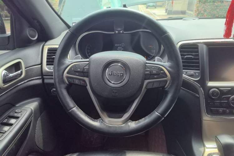 Used Jeep Grand Cherokee 2017 3.0L Comfort Navigation Edition Steering Wheel