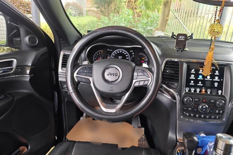 Used Jeep Grand Cherokee 2017 3.6L Luxury Navigation Edition Steering Wheel