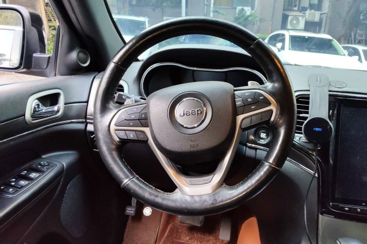 Used Jeep Grand Cherokee 2017 3.0L Comfort Navigation Edition Steering Wheel