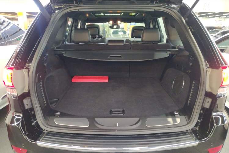 Used Jeep Grand Cherokee 2017 3.0L Comfort Navigation Edition Trunk
