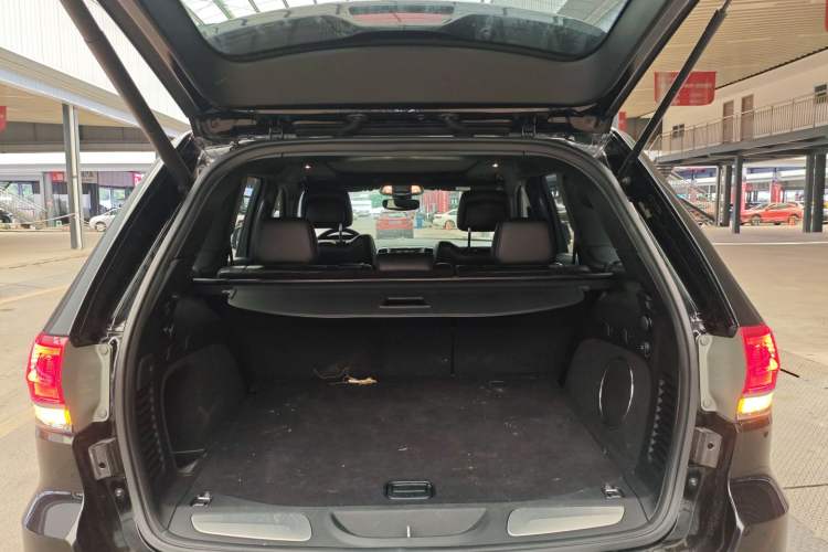 Used Jeep Grand Cherokee 2017 3.0L Comfort Navigation Edition Trunk