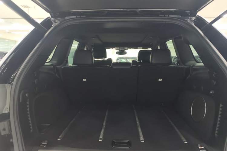 Used Jeep Grand Cherokee 2017 3.0L Elite Navigation Edition Trunk