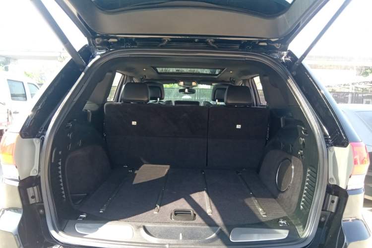 Used Jeep Grand Cherokee 2017 3.0L Comfort Navigation Edition Trunk