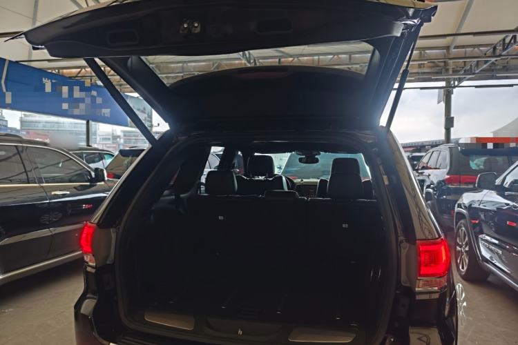 Used Jeep Grand Cherokee 2017 3.0L Comfort Navigation Edition Trunk