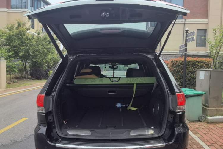 Used Jeep Grand Cherokee 2017 3.0L Comfort Navigation Edition Trunk