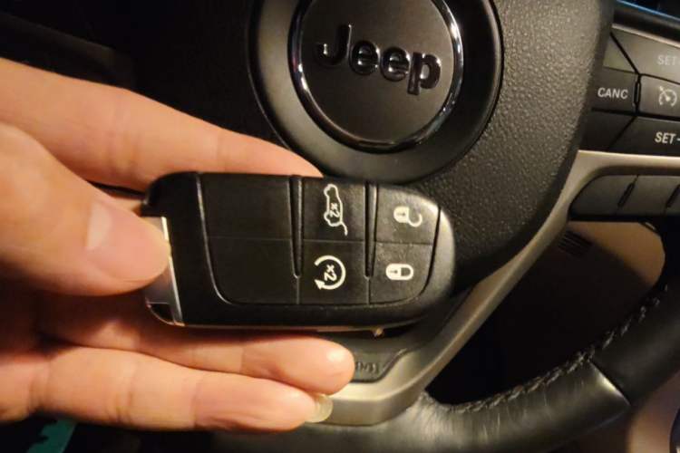 Used Jeep Grand Cherokee 2017 3.0L Comfort Navigation Edition Vehicle Key