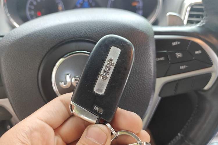 Used Jeep Grand Cherokee 2017 3.0L Comfort Navigation Edition Vehicle Key