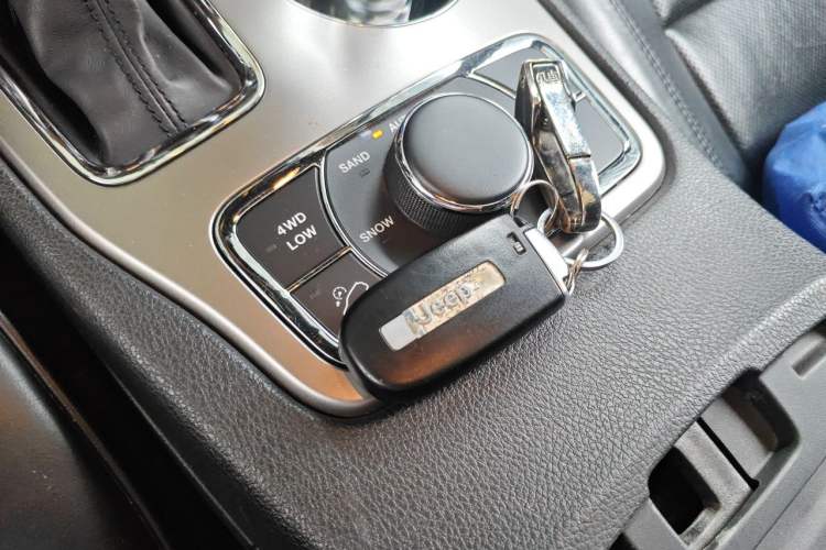 Used Jeep Grand Cherokee 2017 3.6L Luxury Navigation Edition Vehicle Key