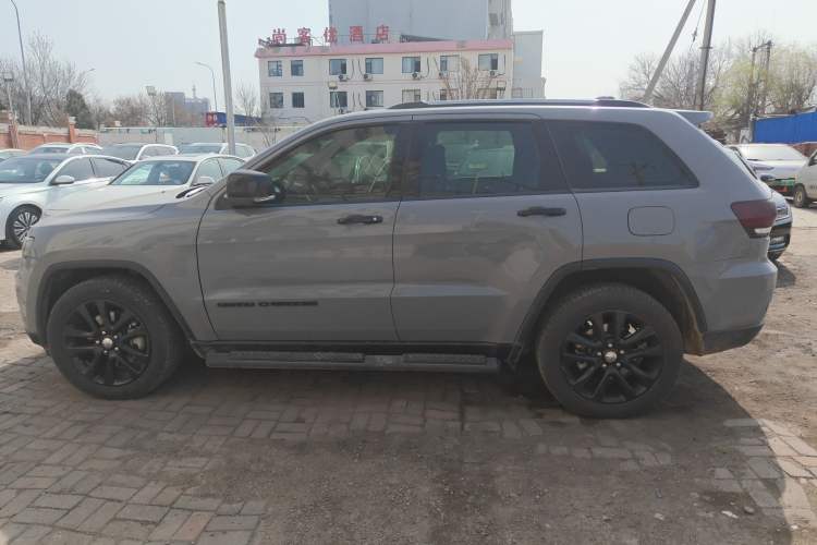 Used Jeep Grand Cherokee 2017 3.0L Comfort Navigation Edition Exterior 5