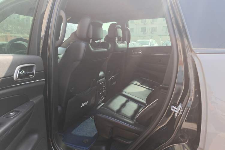 Used Jeep Grand Cherokee 2017 3.0L Comfort Navigation Edition Interior 2