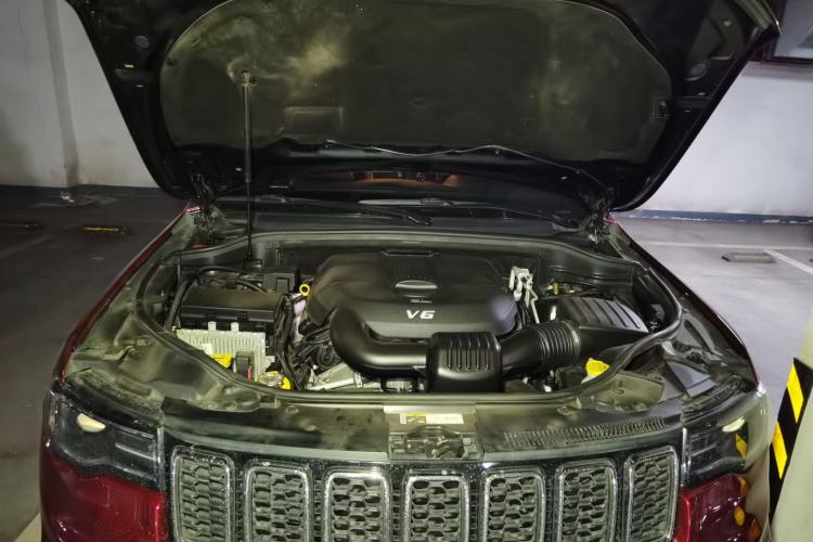 Used Jeep Grand Cherokee 2017 3.0L Elite Navigation Edition Engine Bay