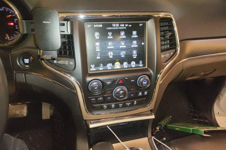 Used Jeep Grand Cherokee 2017 3.0L Elite Navigation Edition Audio And AC Panel