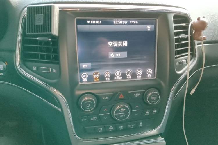Used Jeep Grand Cherokee 2017 3.0L Comfort Navigation Edition Audio And AC Panel