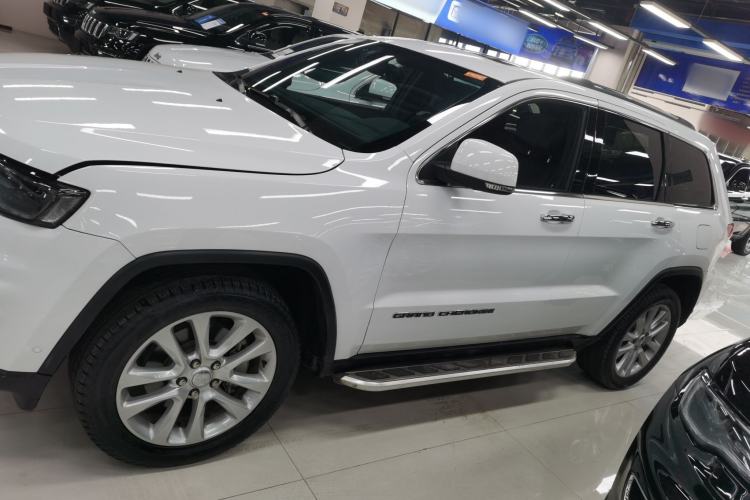 Used Jeep Grand Cherokee 2017 3.0L Comfort Navigation Edition Exterior 3