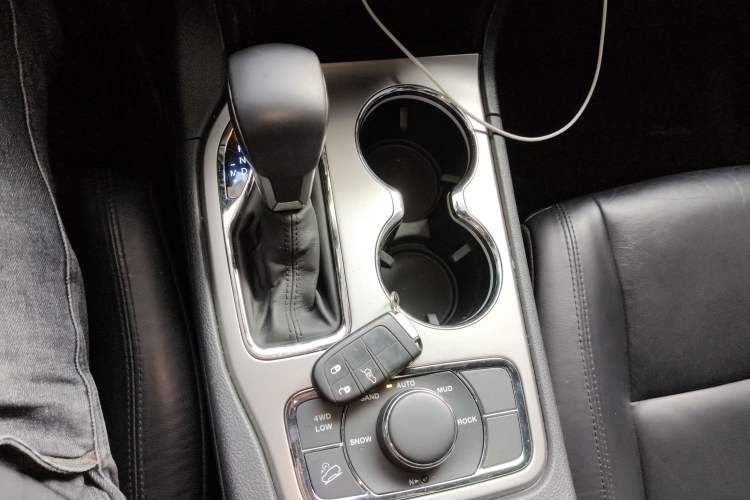 Used Jeep Grand Cherokee 2017 3.0L Comfort Navigation Edition Gear Lever