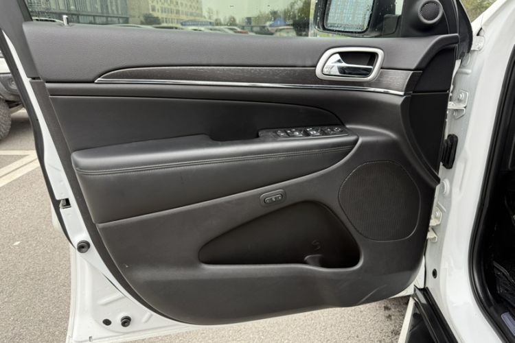 Used Jeep Grand Cherokee 2017 3.0L Elite Navigation Edition Interior 12