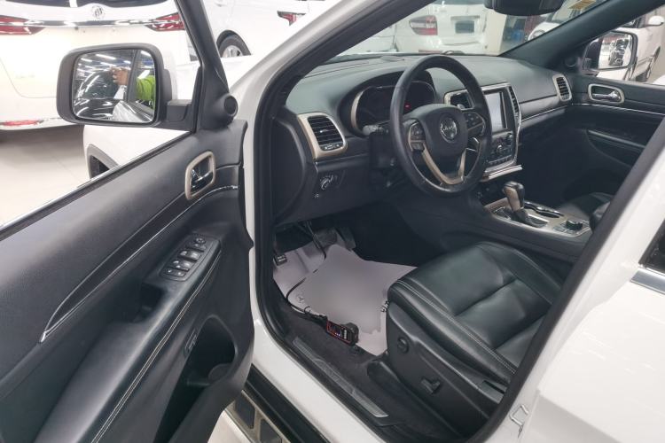 Used Jeep Grand Cherokee 2017 3.0L Comfort Navigation Edition Interior 3