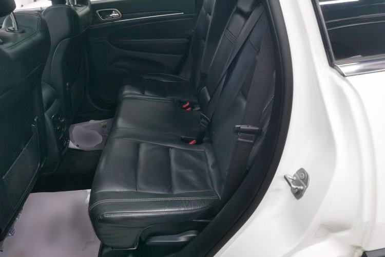 Used Jeep Grand Cherokee 2017 3.0L Comfort Navigation Edition Interior 4