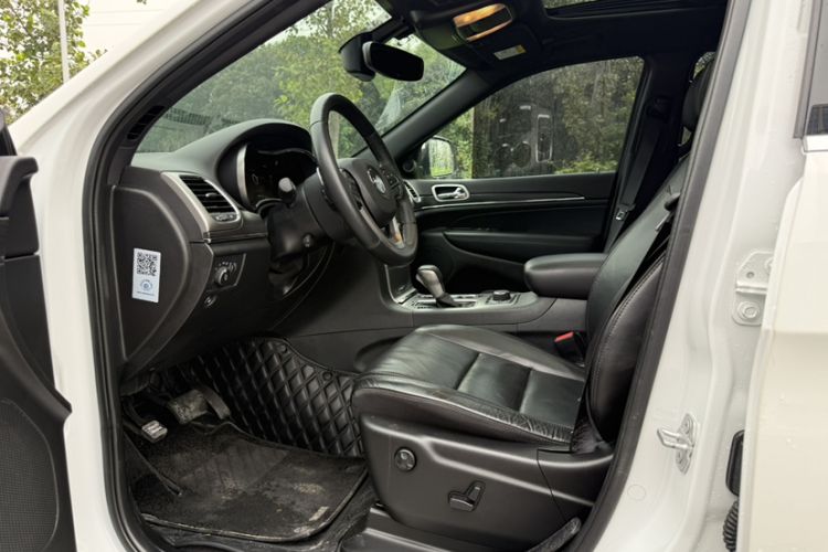 Used Jeep Grand Cherokee 2017 3.0L Elite Navigation Edition Interior 8
