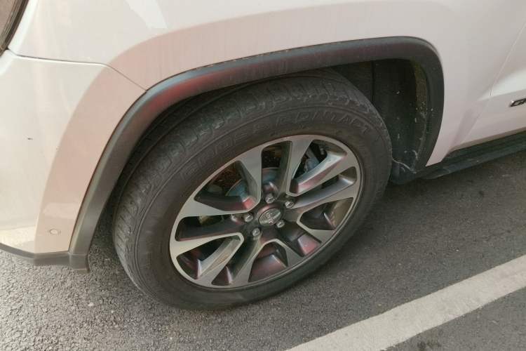 Used Jeep Grand Cherokee 2017 3.0L Comfort Navigation Edition Left Front Wheel Hub