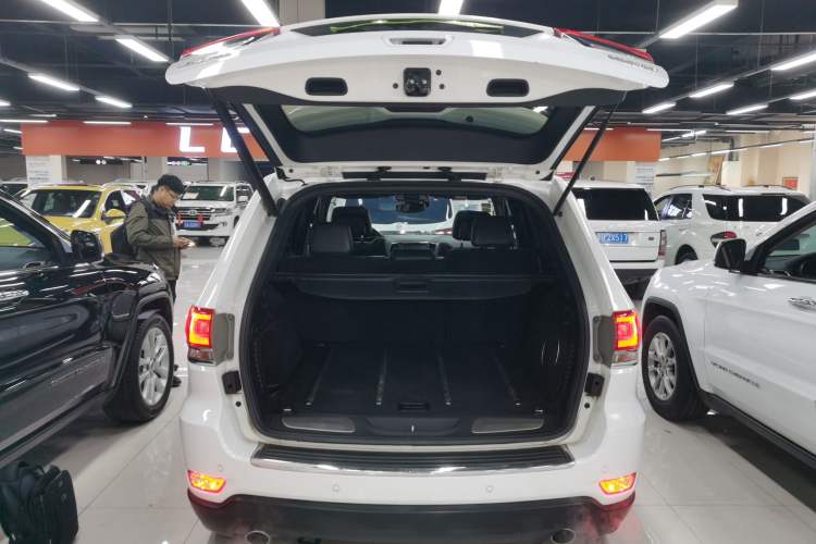 Used Jeep Grand Cherokee 2017 3.0L Comfort Navigation Edition Trunk