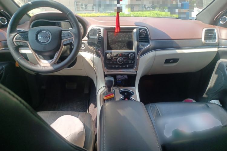 Used Jeep Grand Cherokee  Center Console