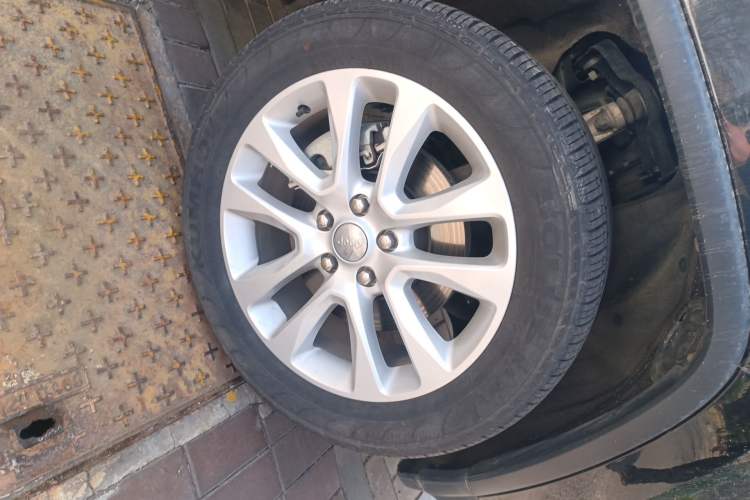 Used Jeep Grand Cherokee  Right Front Wheel Hub
