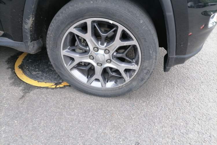 Used Jeep Grand Cherokee 2019 3.0L Elite Navigation Edition Right Front Wheel Hub