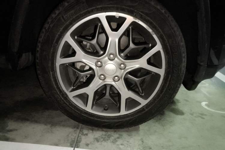 Used Jeep Grand Cherokee 2019 3.0L Elite Navigation Edition Right Front Wheel Hub