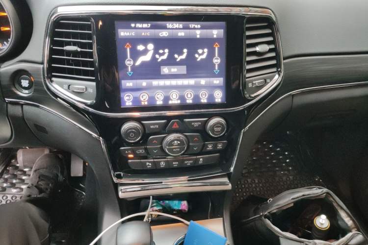 Used Jeep Grand Cherokee 2020 3.0L Elite Navigation Edition Audio And AC Panel