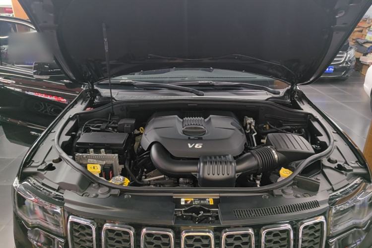 Used Jeep Grand Cherokee 2020 3.0L Elite Navigation Edition Engine Bay