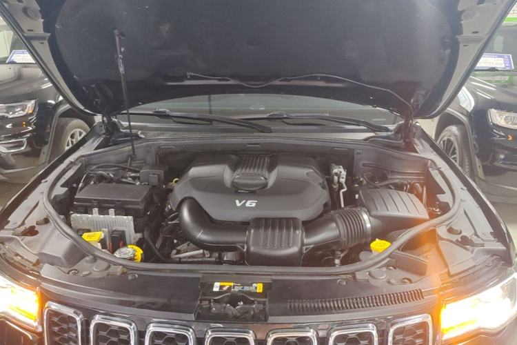 Used Jeep Grand Cherokee 2020 3.0L Elite Navigation Edition Engine Bay