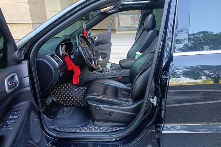 Used Jeep Grand Cherokee 2020 3.0L Professional Navigation Edition Interior 4
