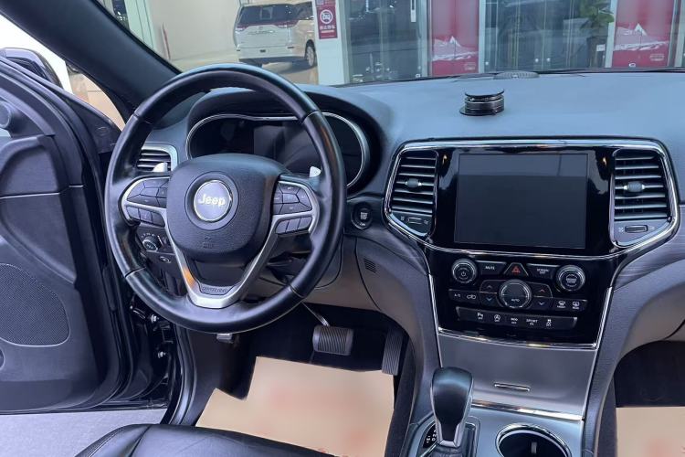 Used Jeep Grand Cherokee 2020 3.0L Professional Navigation Edition Interior 4