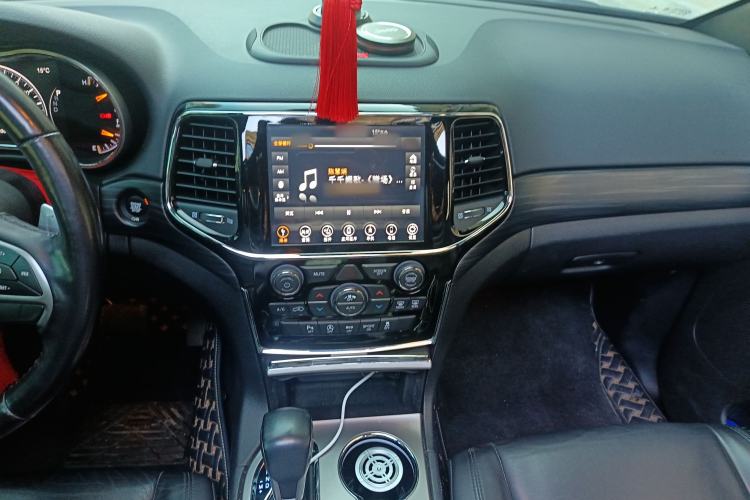 Used Jeep Grand Cherokee 2020 3.0L Professional Navigation Edition Interior 8