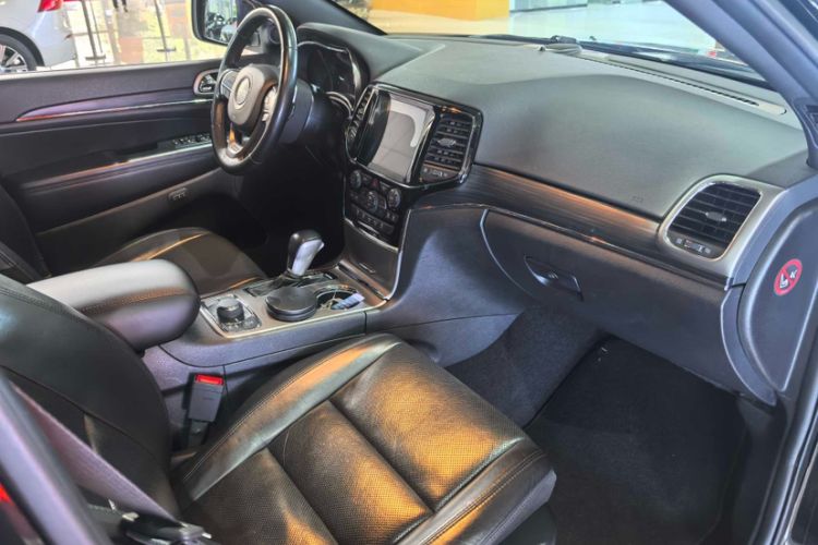 Used Jeep Grand Cherokee 2020 3.0L Elite Navigation Edition Interior 8