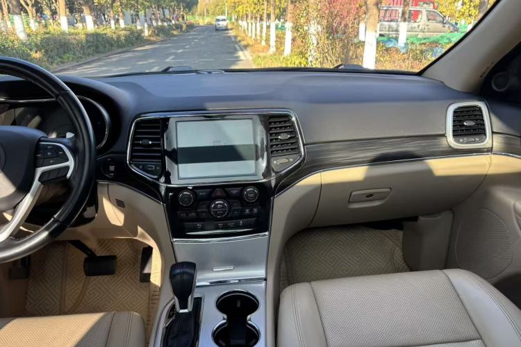 Used Jeep Grand Cherokee 2020 3.0L Elite Navigation Edition Interior 8